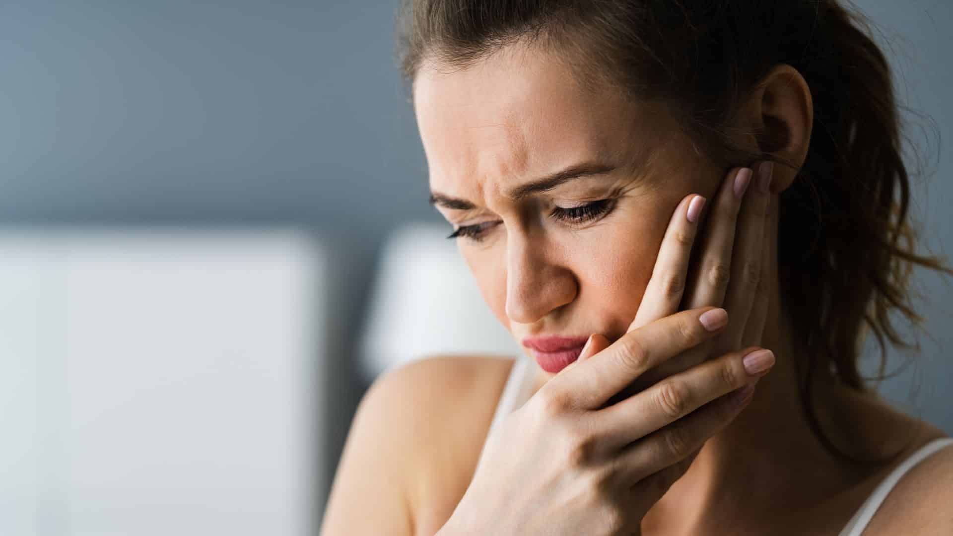 Cracked Tooth or Throbbing Pain? When to See an Emergency Dentist